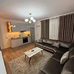 Royal 1 Min Walk Of Centre *